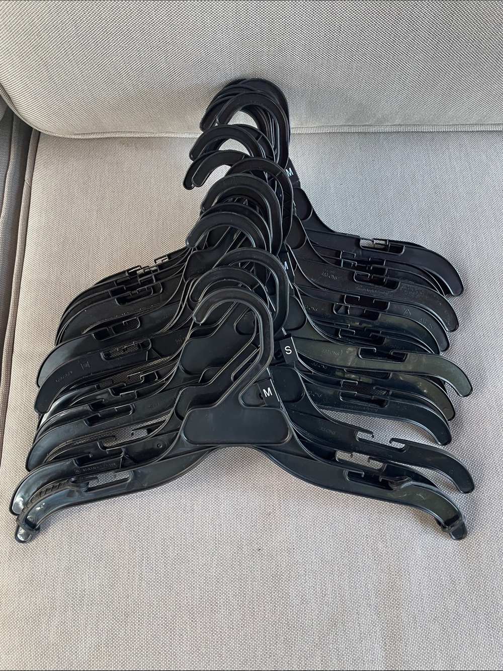 Kid hangers. Black Slim Plastic Clothing Hangers - 18 Pack